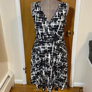 Guberry Womens Large Deep V-Neck Black and White Fit and Flare Dress